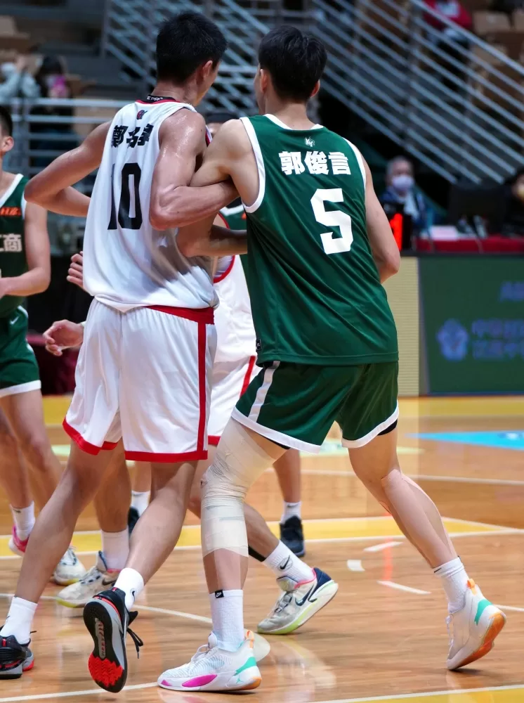 光復208中鋒鄭名斈再尬高苑197的郭俊言。