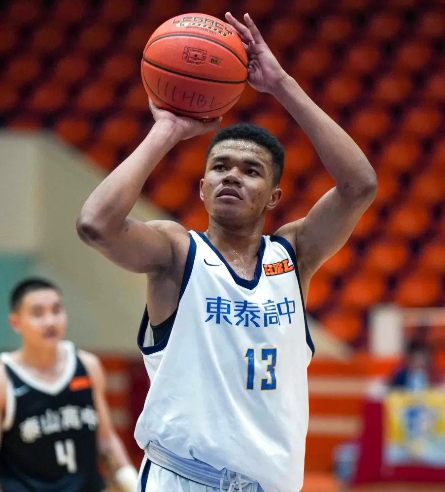 東泰歐士綸15分、16籃板「雙十」。