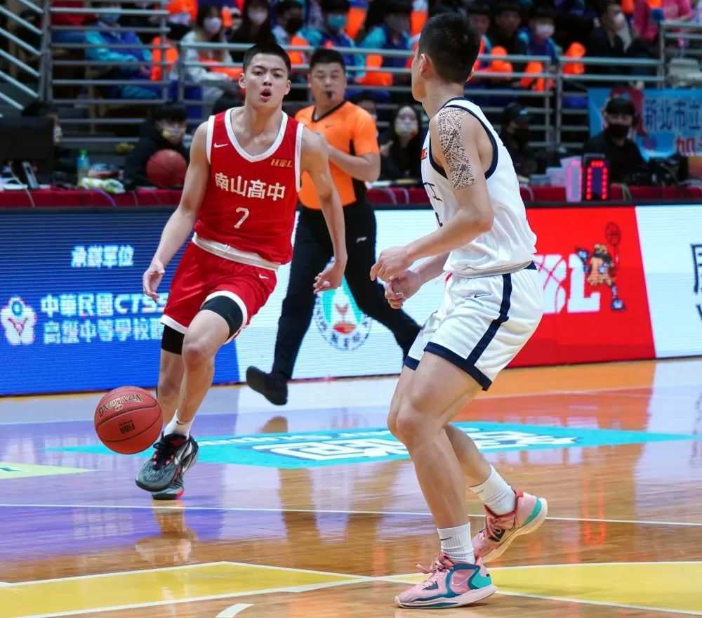 南山葉惟捷三分球3投中2拿18分、8籃板、3助攻。