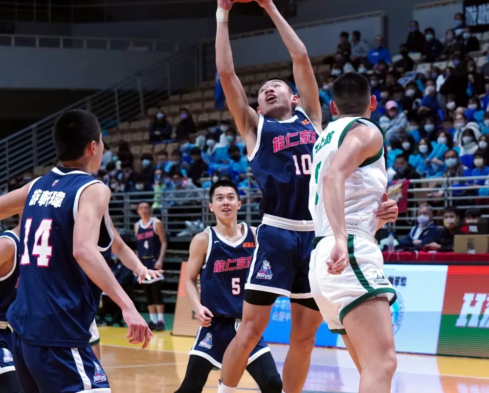 能仁王暐嘉12分、11籃板「雙十」。