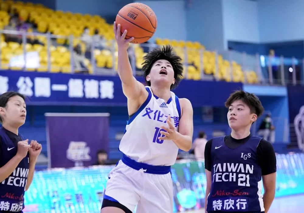 文化大學劉倩伶8分8籃板。