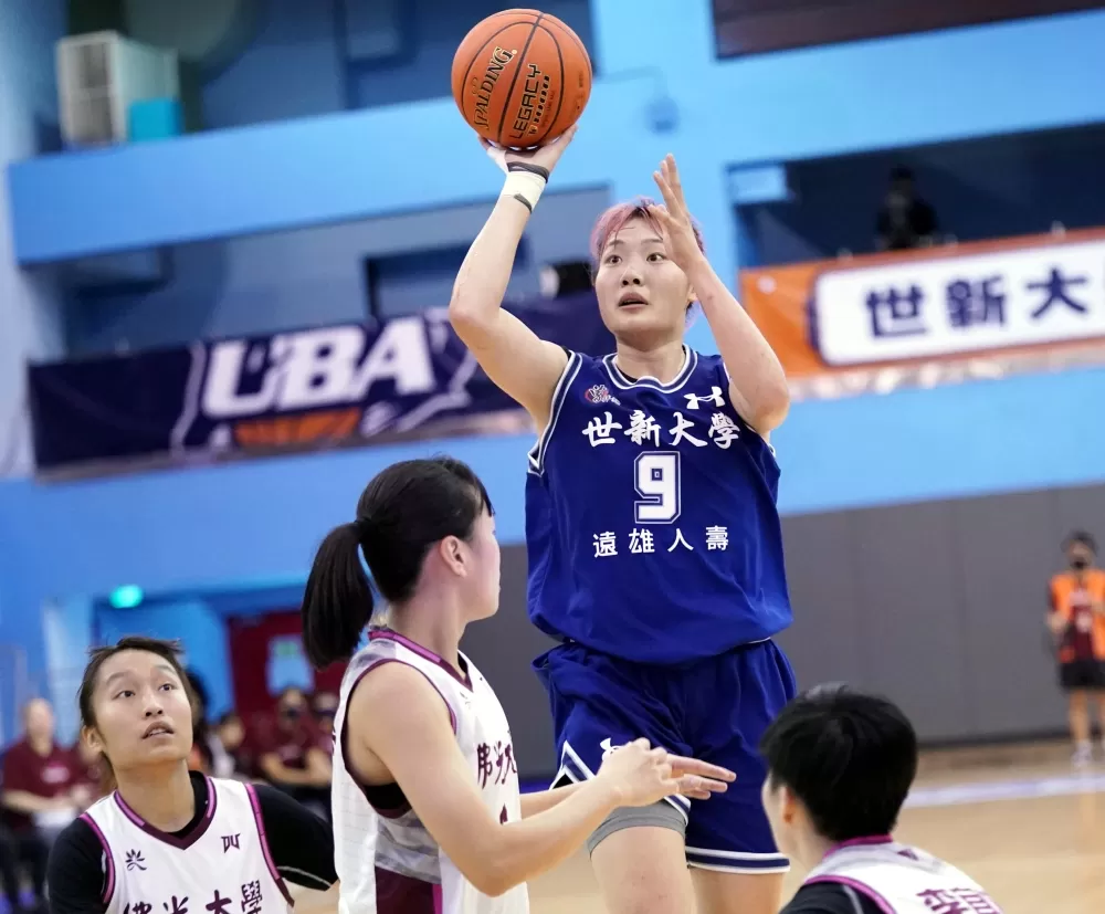 世新大學許玟瑄11分7籃板。