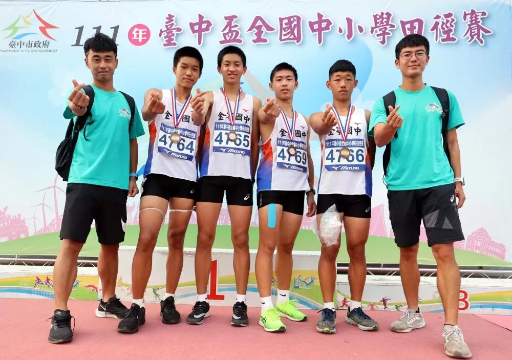 金寧國中在去年臺中盃拿下國男四百公尺接力隊史首銅。林嘉欣/攝影。