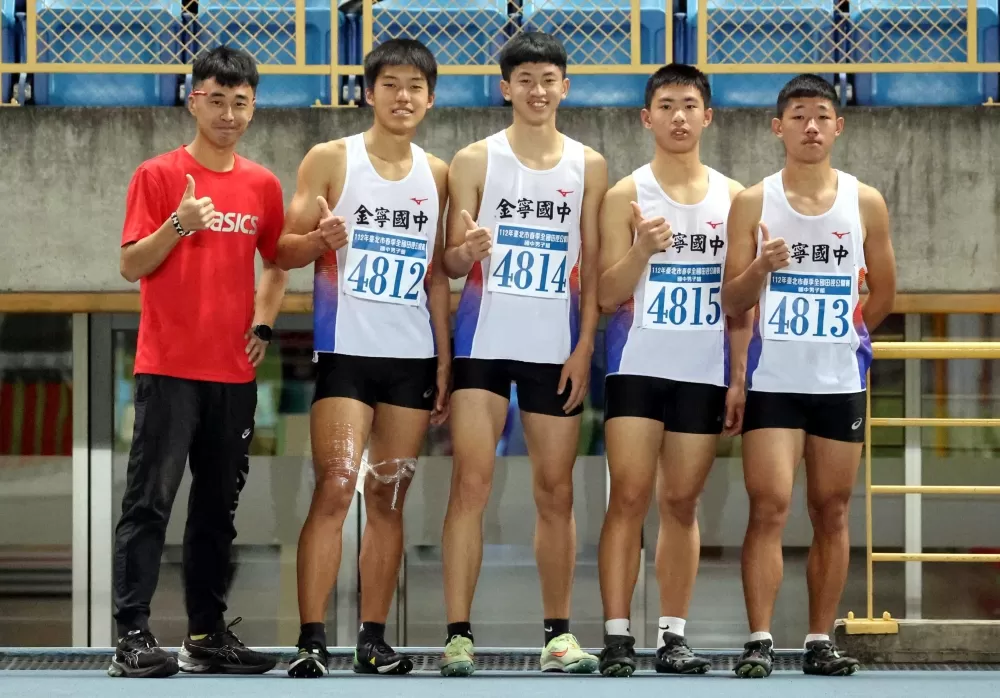 「金寧四少」四破金門縣紀錄,惜接棒失誤丟銅,自責淚崩。黃柏凱(右)拍照時還沒整理好情緒。林嘉欣/攝影。