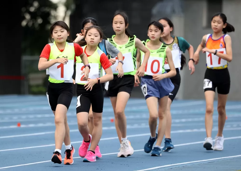 雙胞胎高沁愉(1號)和高沁慈(2號)在競走銀包銅。林嘉欣/攝影。