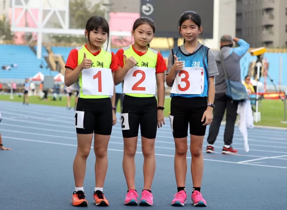 雙胞胎高沁愉(左)和高沁慈競走銀包銅後,和「麻吉」劉芊妤合照。林嘉欣/攝影。