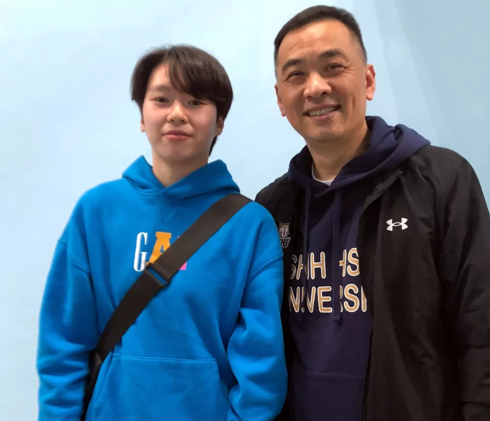 108、109學年連兩季UBA冠軍賽MVP林蝶首度到「紅館」挺世新學妹、教練何正峰。