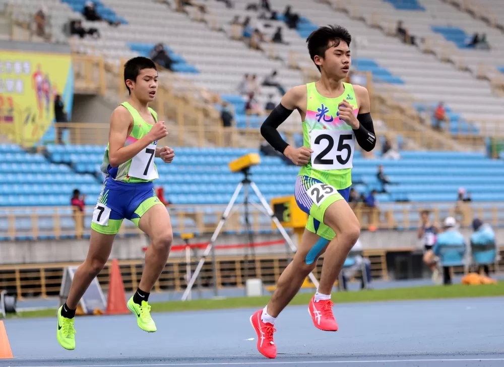 差點沒得比的張景翔(前),將全國賽首金及大會新猷獻天上阿公。林嘉欣/攝影。