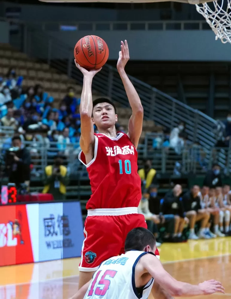 208中鋒鄭名斈領軍光復八強賽7連勝跨季22連勝。