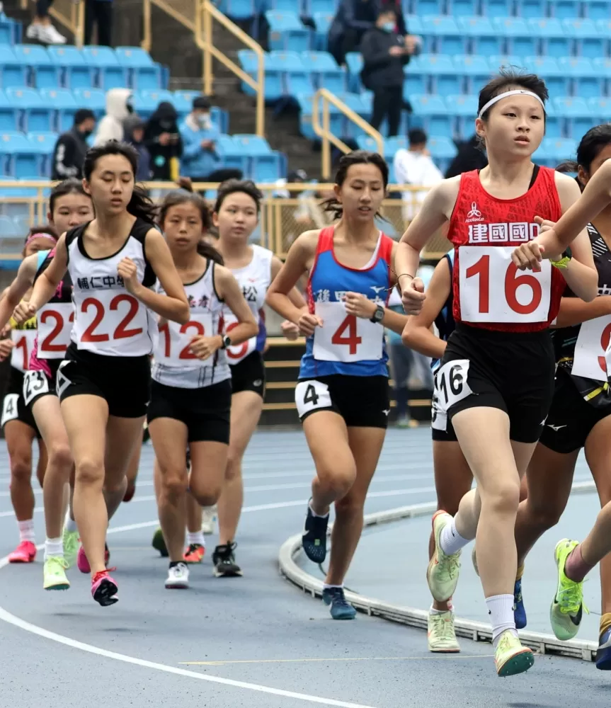 苗栗建國國中余稜嫻（前）奪金破大會。林嘉欣／攝影。