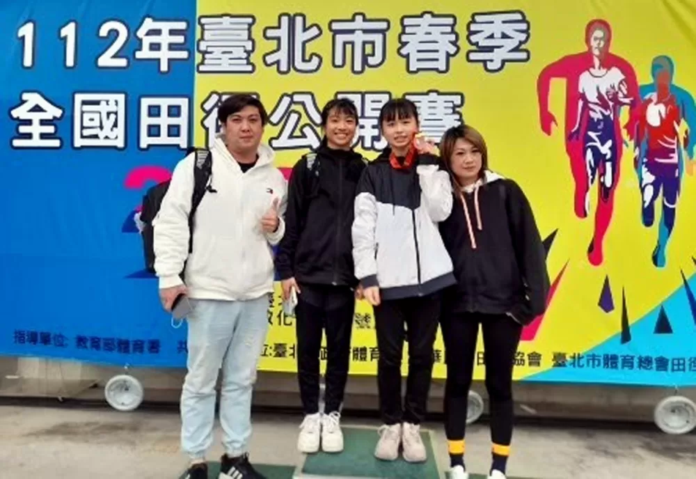 余稜嫻（右二）奪金破大會後和家人合影。許瑞瑜／攝影。