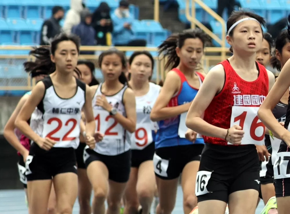 苗栗建國國中余稜嫻（前）奪金破大會。林嘉欣／攝影。