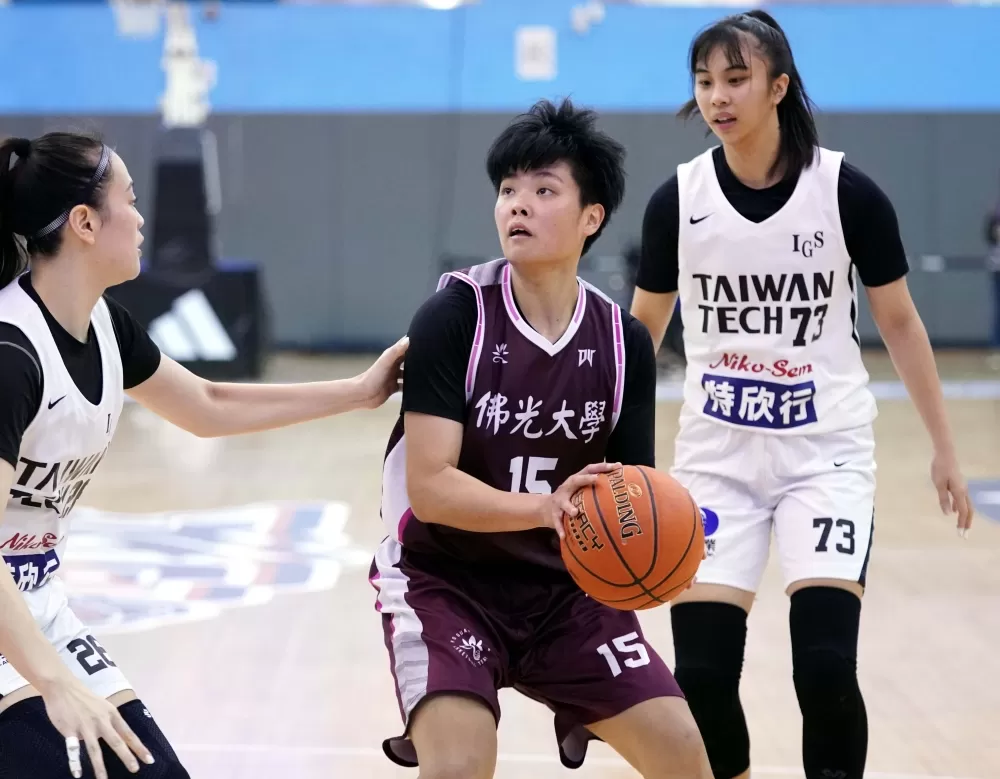 佛光大學陳丁綺15分9籃板。