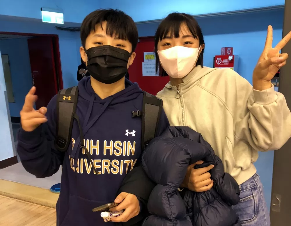 出身世新現效力WSBL台電女籃的李吟娸（右）探前隊友教練的班與妹妹李盈潔相見歡。