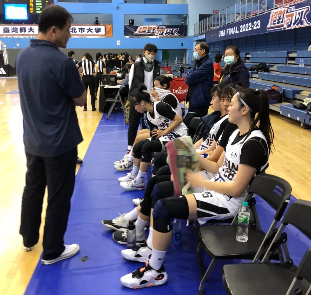 「七仙女」變「六金釵」再變「五門齊」，面對板凳僅5人臺科教練陳忠誠無奈。