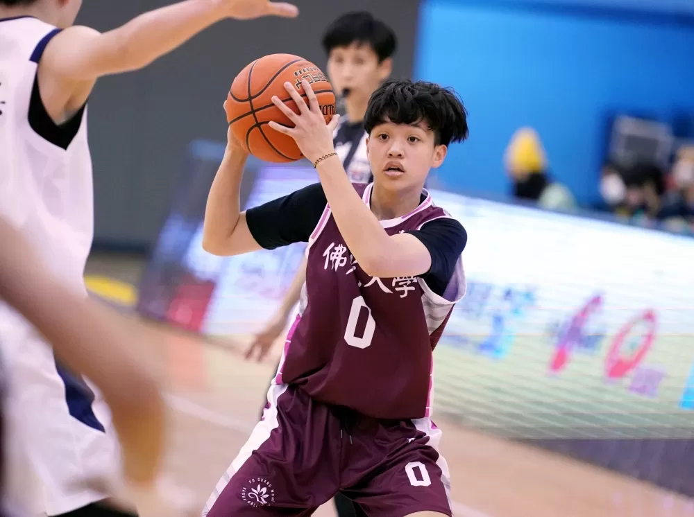 佛光大學黃渝庭13分7籃板。