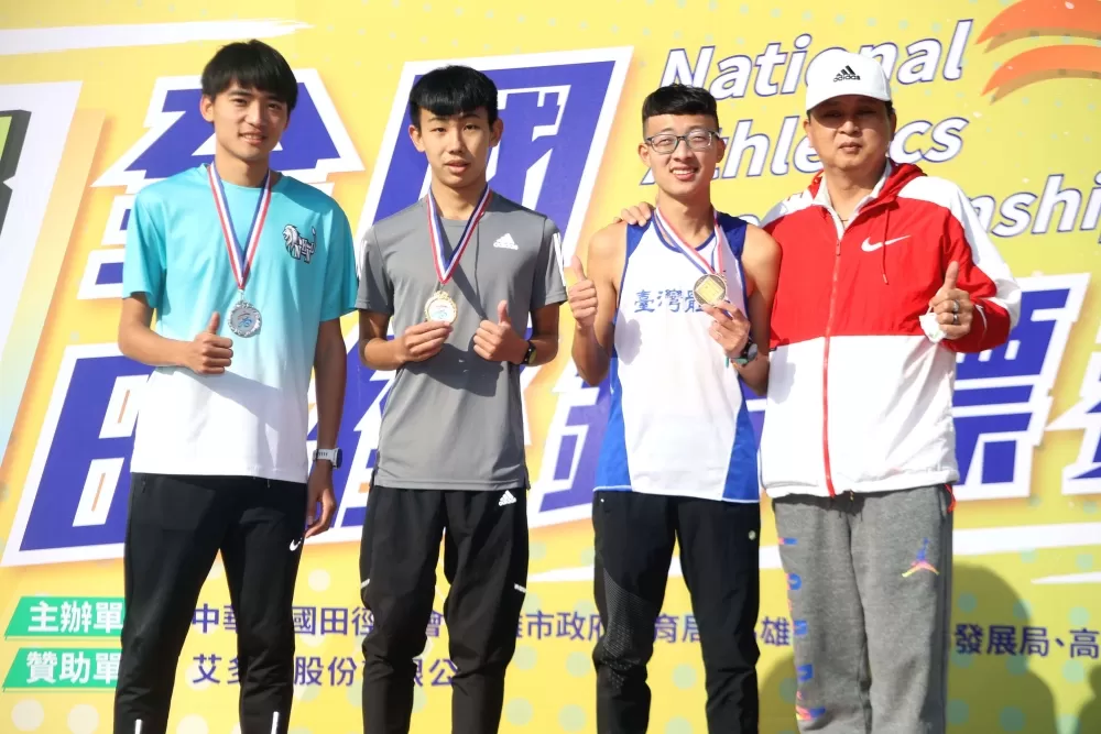 公開男一萬公尺前三名黃柏憲、黃祥維和周賢峰都破大會。林嘉欣／攝影。