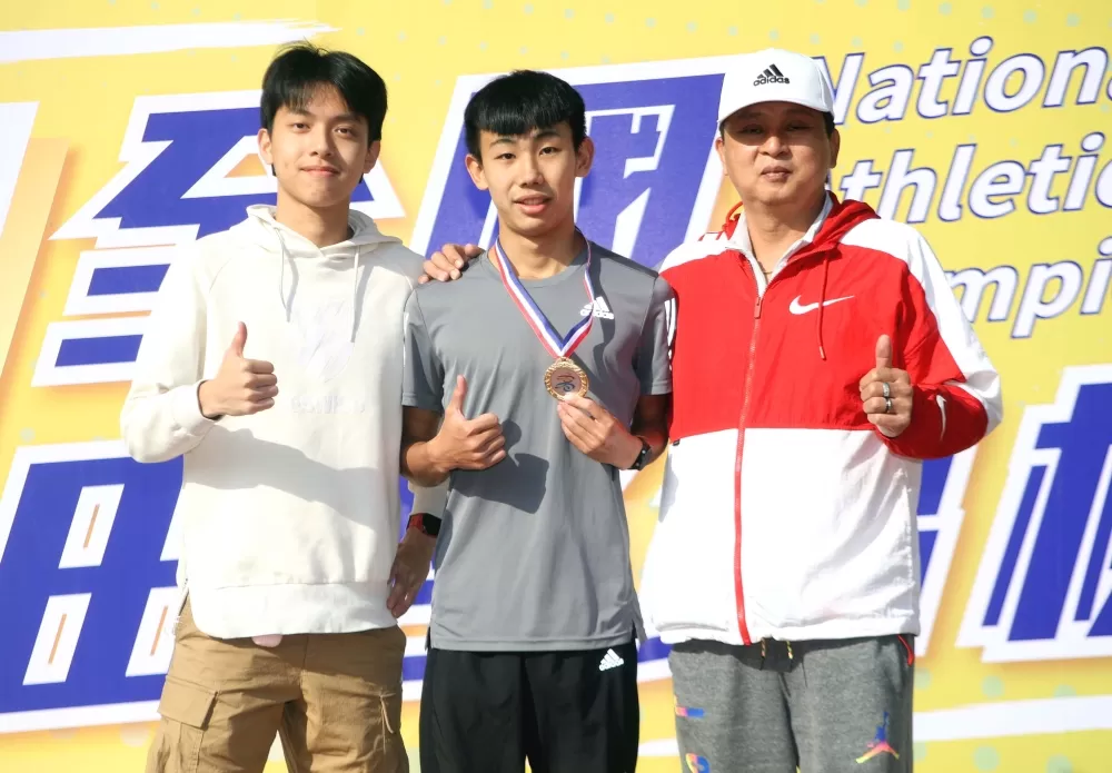 黃柏憲（中）奪金破大會後，把榮耀和「麻吉」陳柏翊及啟蒙教練陳俊宏共享。林嘉欣／攝影。