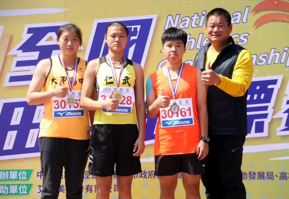 朱品薰(左二)53公尺75達標亞青。林嘉欣/攝影。