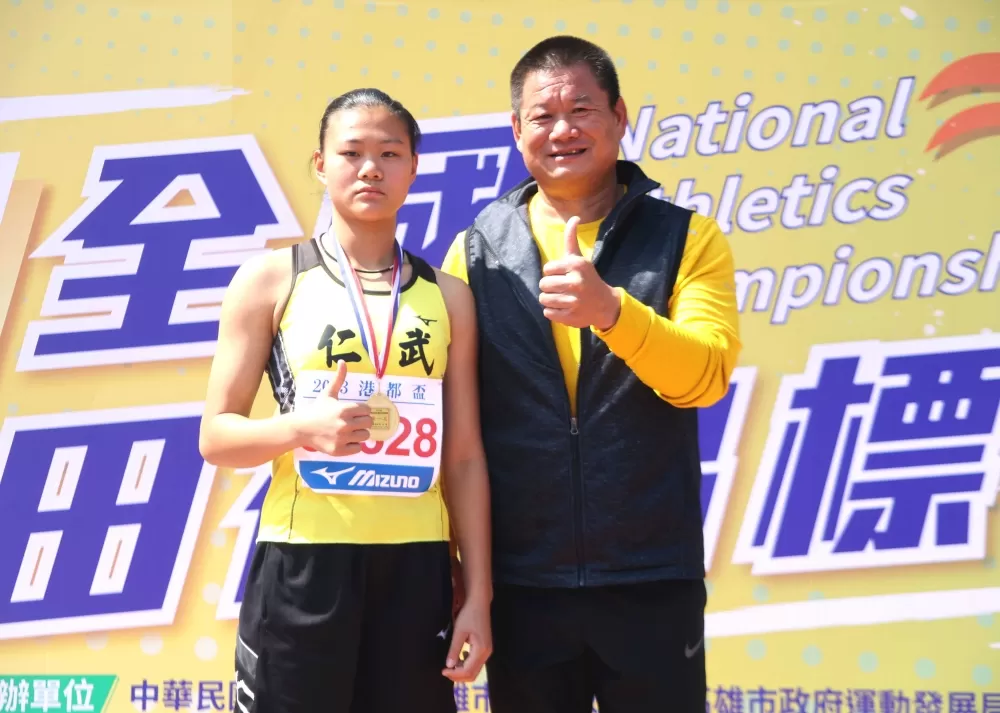 朱品薰和教練薛聖融。林嘉欣/攝影。