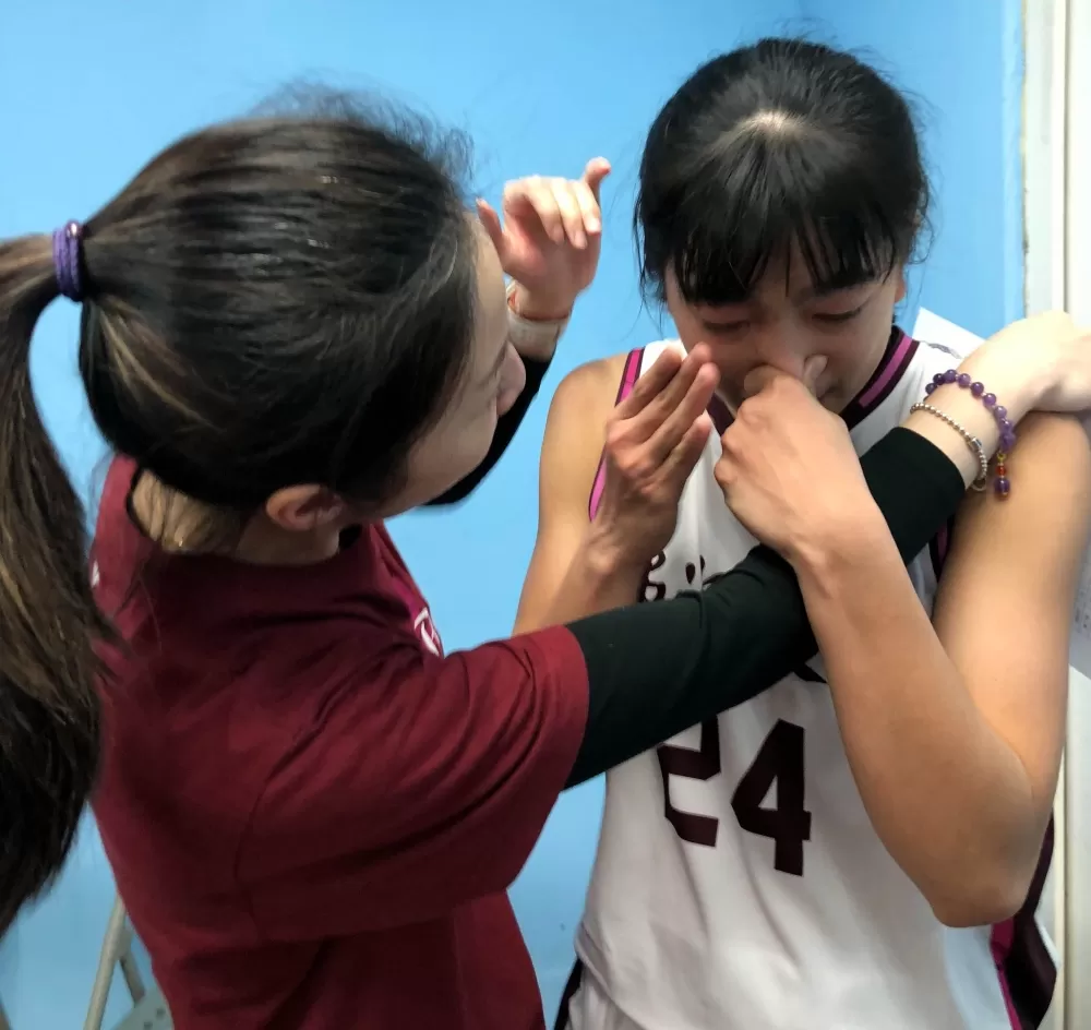 佛大教練楊淨替愛將陳郁婷拭淚。