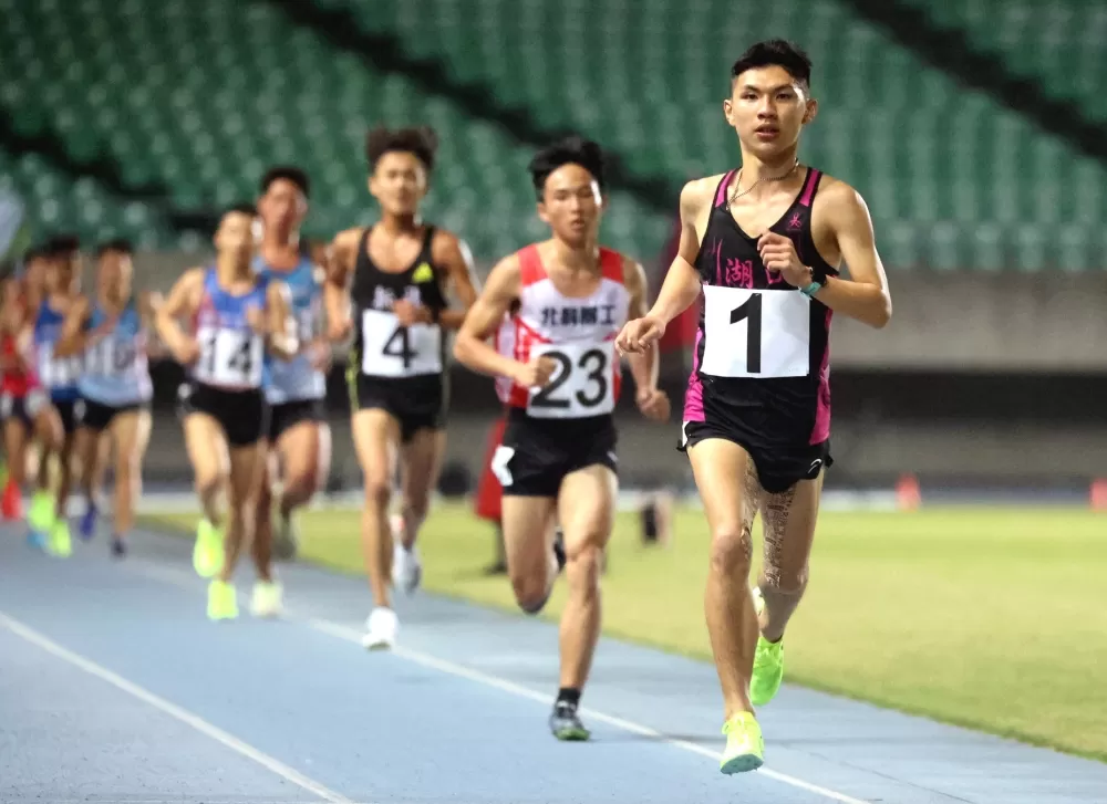 徐立紘(前)躍男子1萬公尺高中歷年第二傑。林嘉欣/攝影。