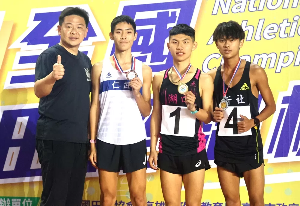 徐立紘（右二）躍男子1萬公尺高中歷年第二傑。林嘉欣／攝影。