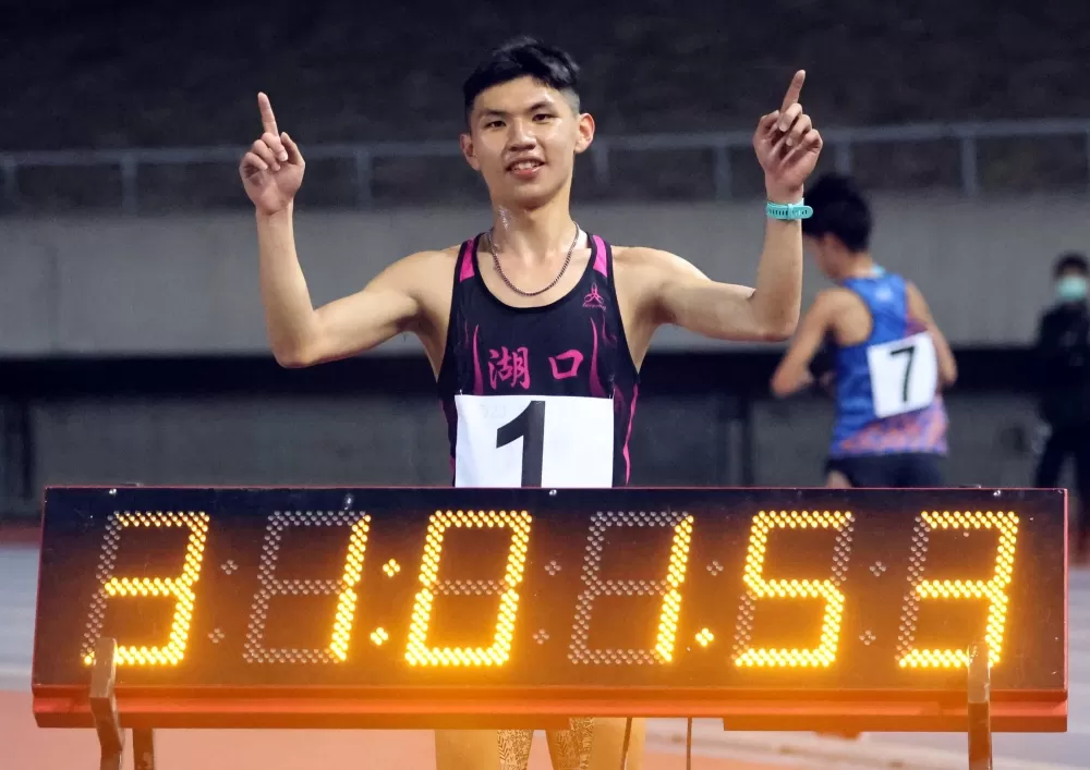 徐立紘躍男子1萬公尺高中歷年第二傑。林嘉欣／攝影。