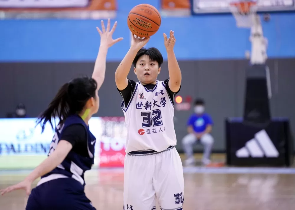 世新大學李盈潔15分,並於本場達成UBA生涯100抄截。