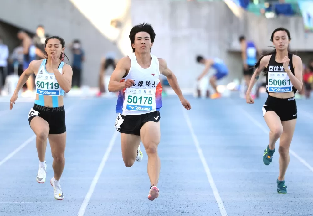 高雄師大胡家蓁（前）在港都盃公開女100公尺3破大會。林嘉欣／攝影。