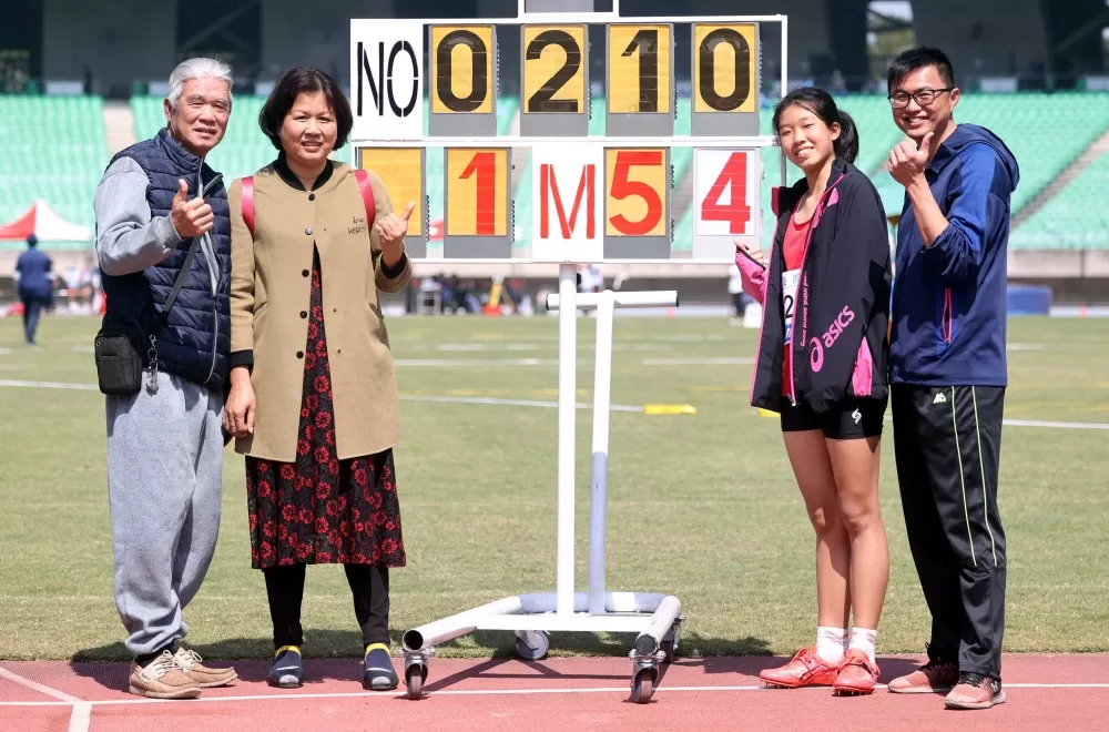 阮怡菲(右二)奪全國賽首金和首筆大會新猷超開心。林嘉欣/攝影。