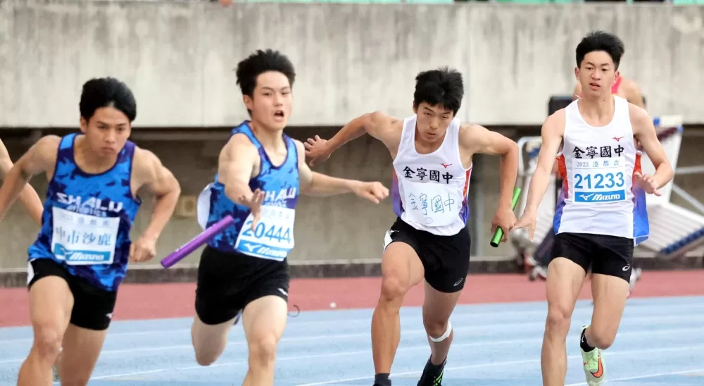 金寧國中接力隊奪銀第5度破金門紀錄,沙鹿國中掉棒超扼腕。林嘉欣/攝影。