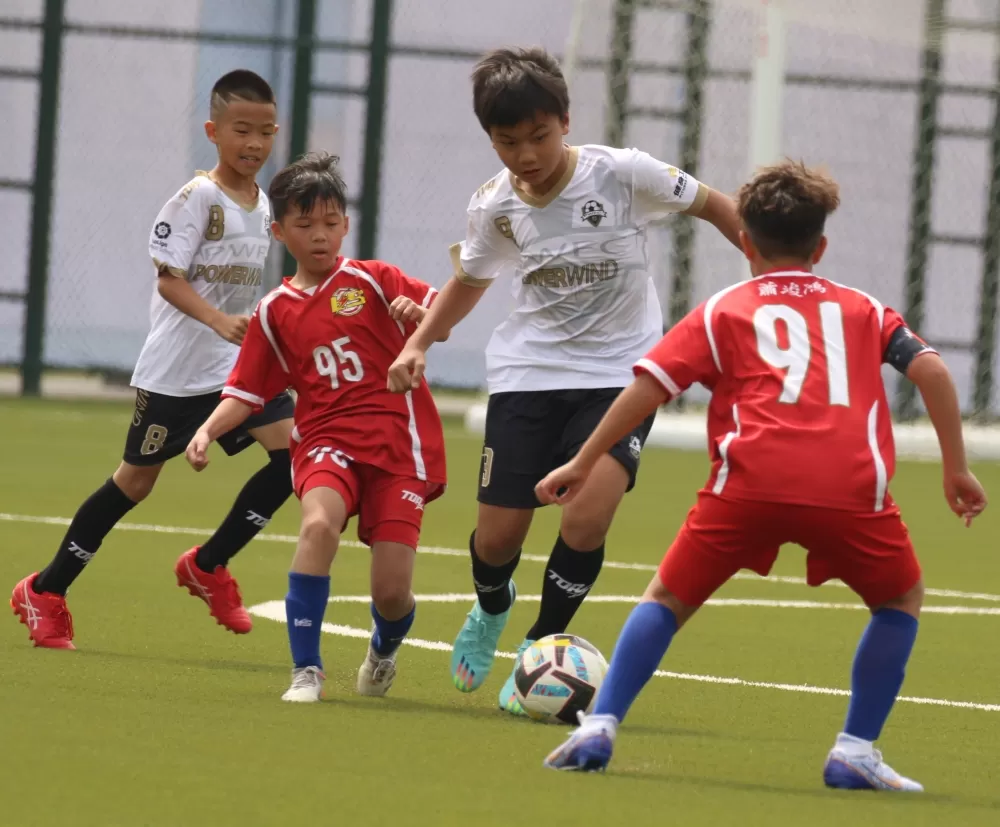 LS紅鯨隊前後包抄，PWFC隊設法突破重圍（大會提供）。