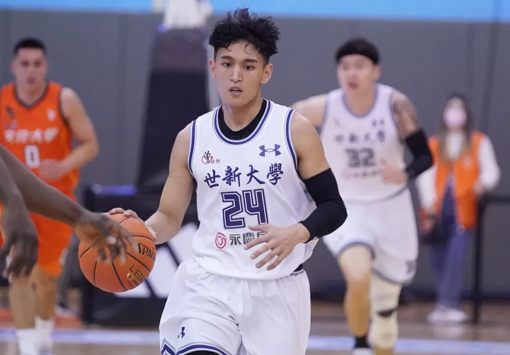 世新大學簡賀宇7分12籃板。