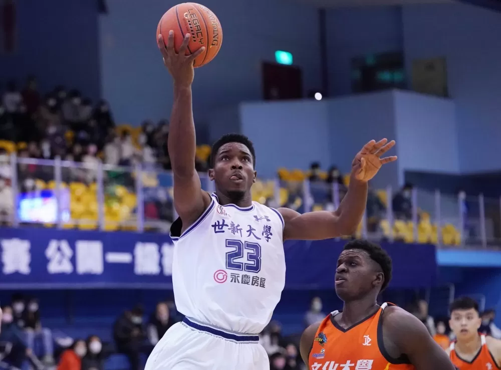 世新大學庫克8籃板。