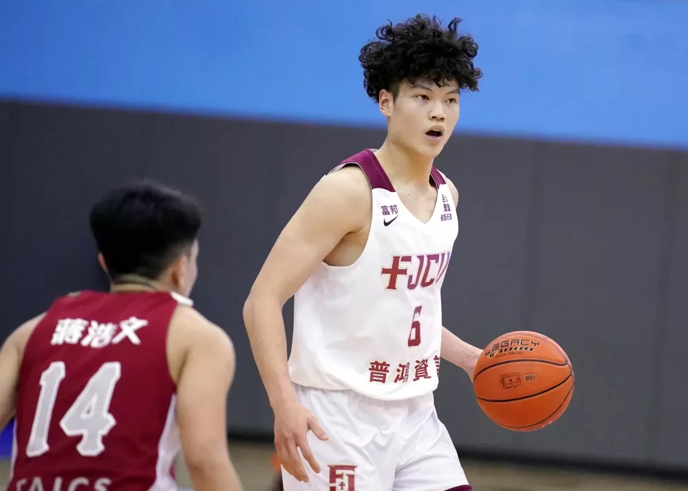 輔仁大學江均20分13籃板。