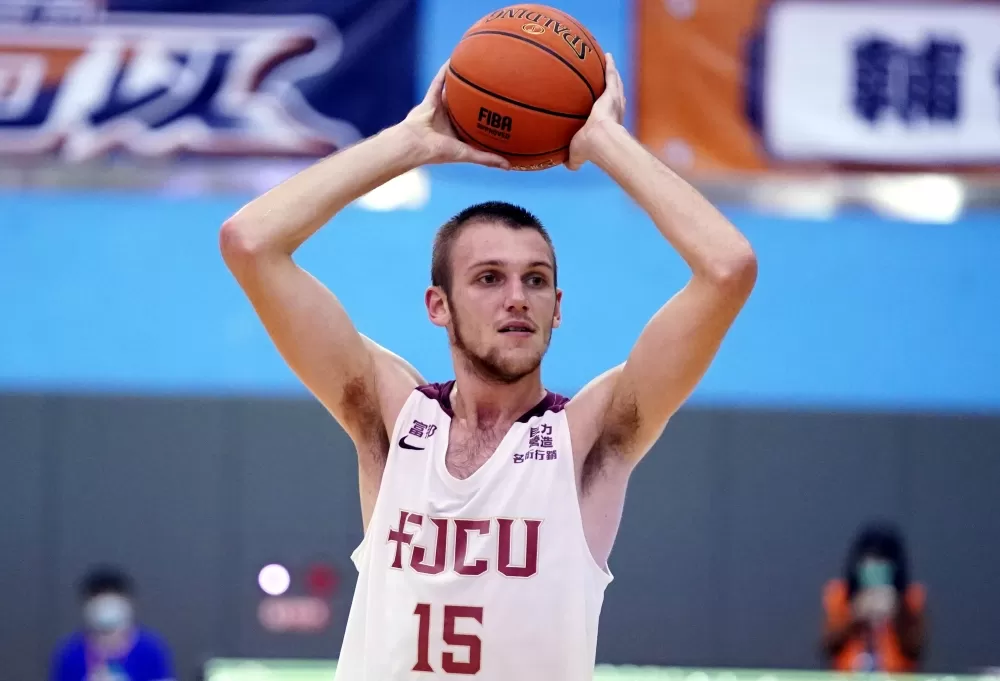 輔仁大學米哈洛14分11籃板。