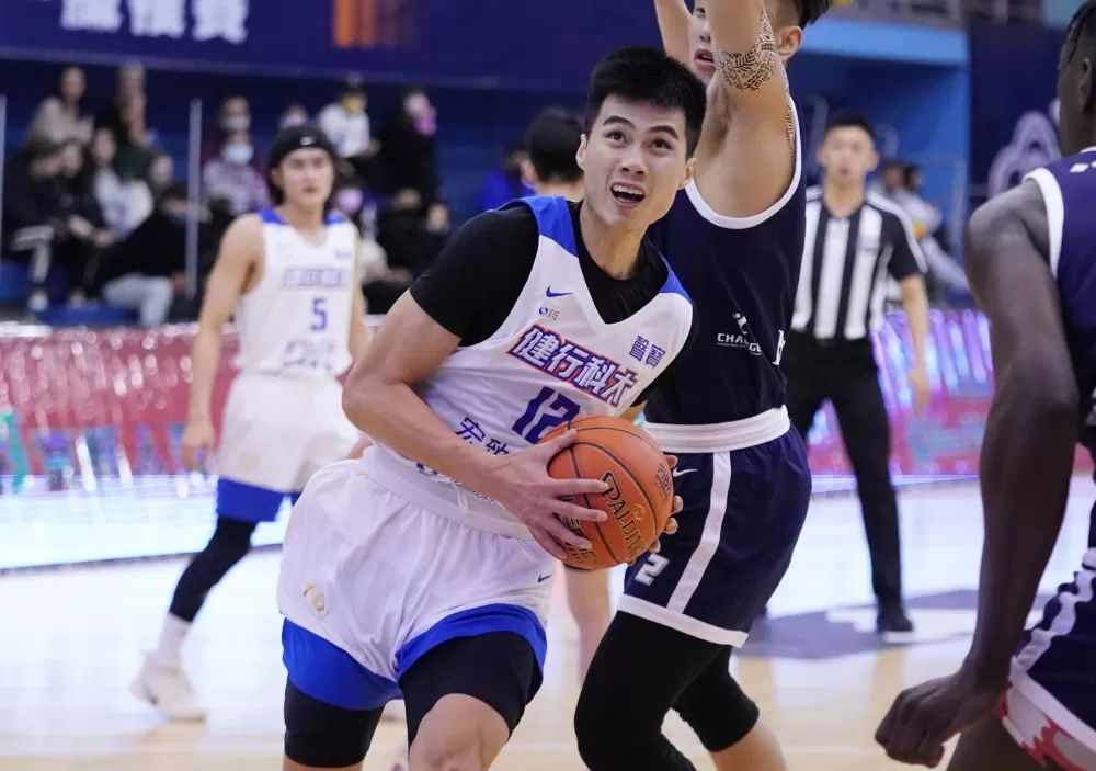 健行科大丁冠皓10分8籃板。