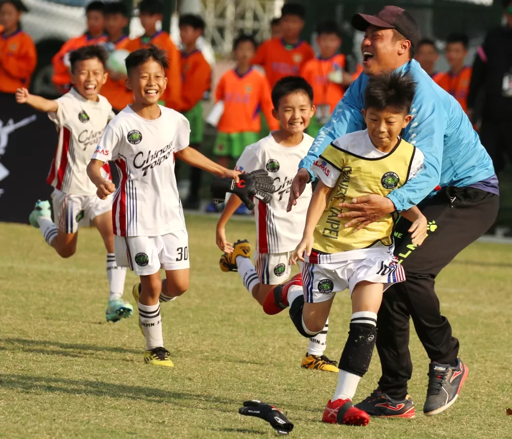 大安黃門將謝沛學PK戰幫球隊守住勝果高興的在球場上奔馳（大會提供）。