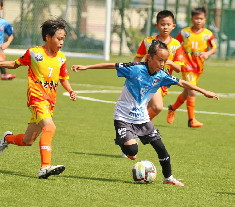 熱血足球新武士隊徐幼宸帶球過人展現細膩腳法（大會提供）。