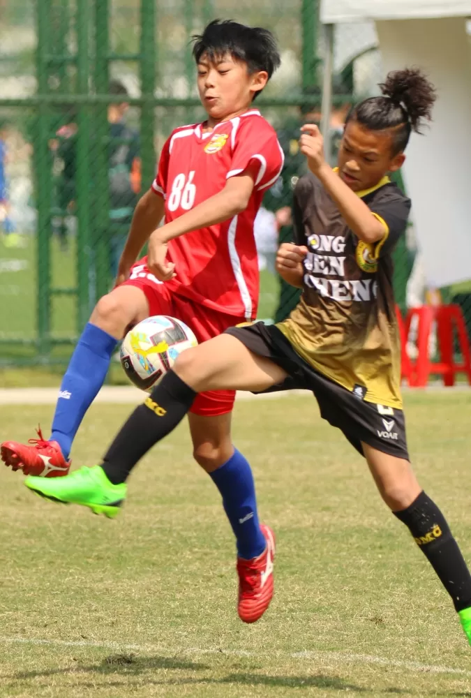 東門城8號林楷睿與LS紅鷹86號王書亞同時躍起搶球（大會提供）。