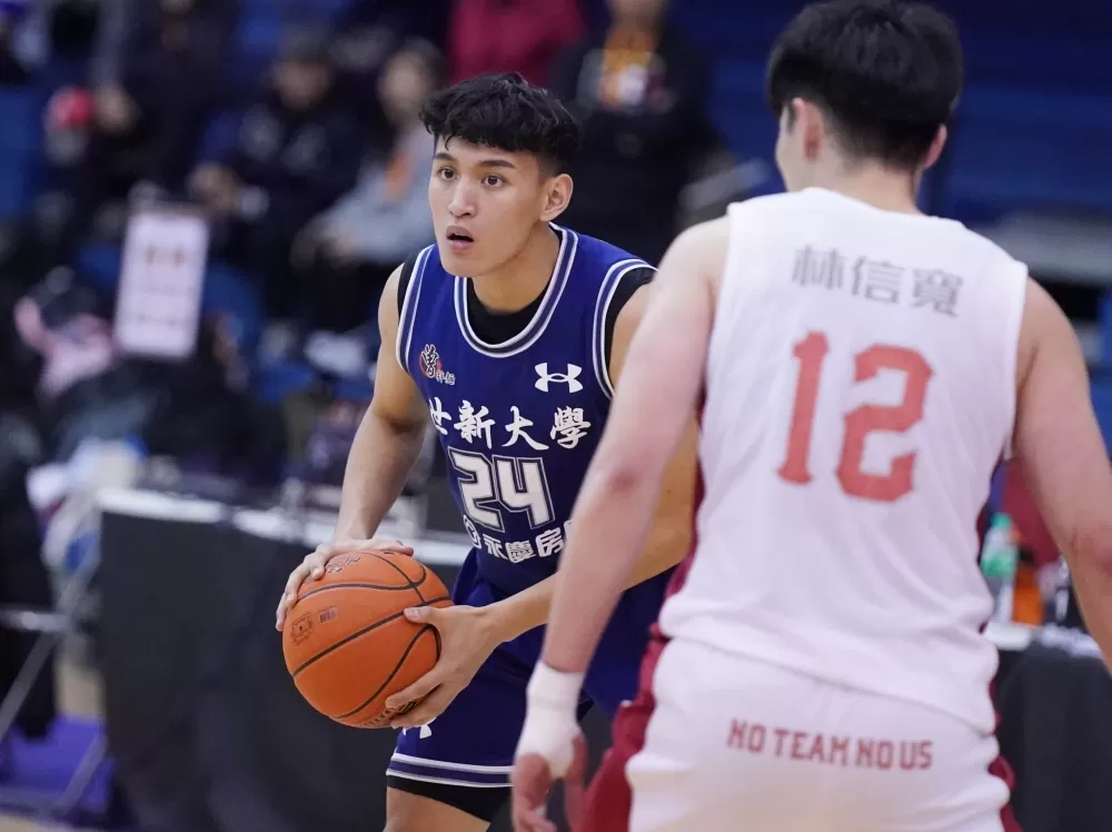 世新大學簡賀宇8分7籃板。