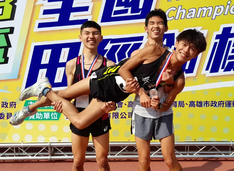 徐立紘(左）和任宥杰開心抬起田睿祥，玩得超嗨。許瑞瑜／攝影。