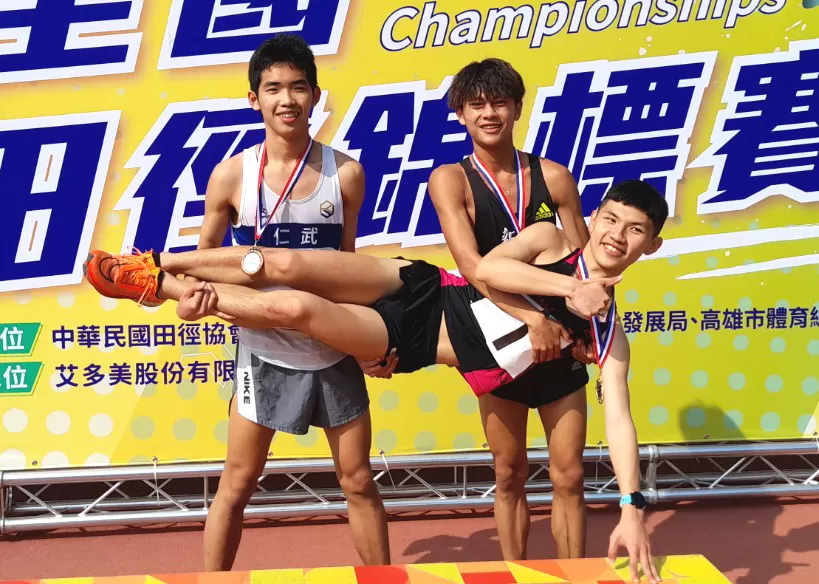 三個大男孩玩嗨了。許瑞瑜／攝影。