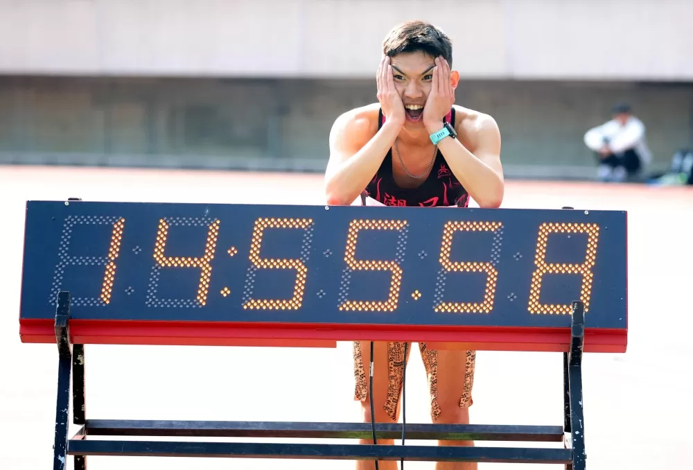 徐立紘5000公尺又破大會，調皮擺出誇張表情。林嘉欣／攝影。