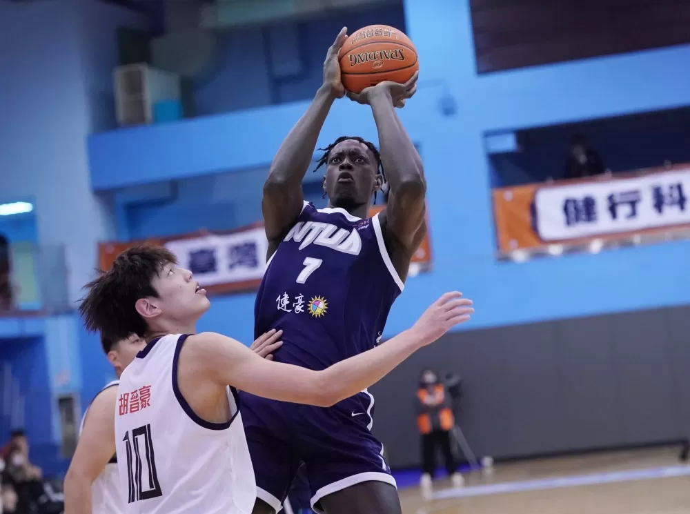 臺灣藝大阿拉薩19分18籃板。