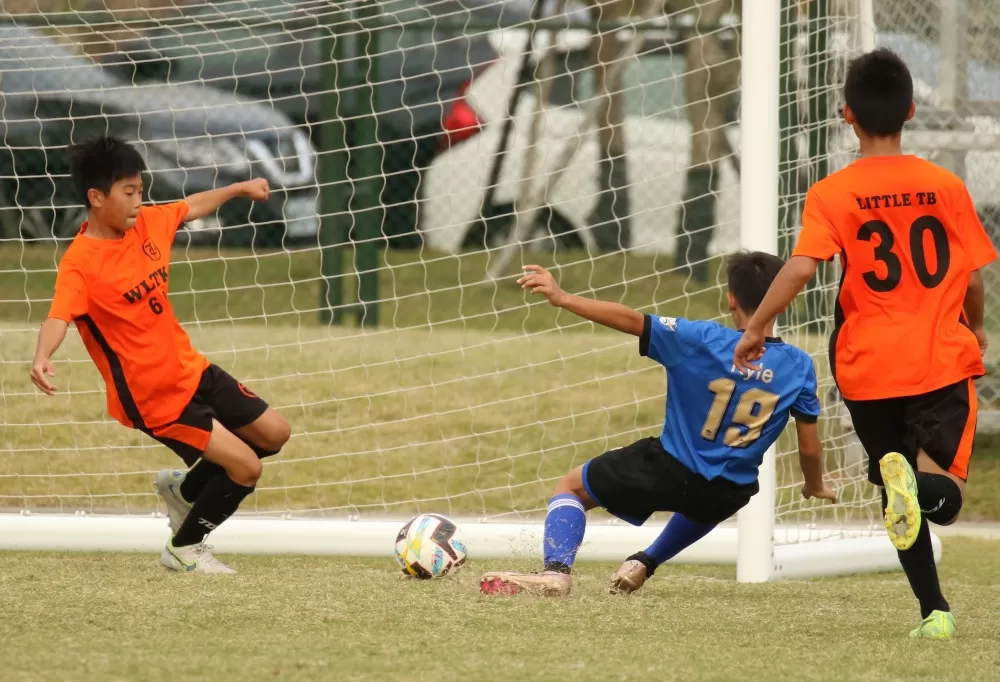U12冠軍賽TWFC虎19號小將林奕愷射入比賽決勝球（大會提供）。