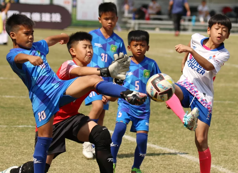 合興小不老守門員及後衛及時擋住Wings Soccer攻勢（大會提供）。