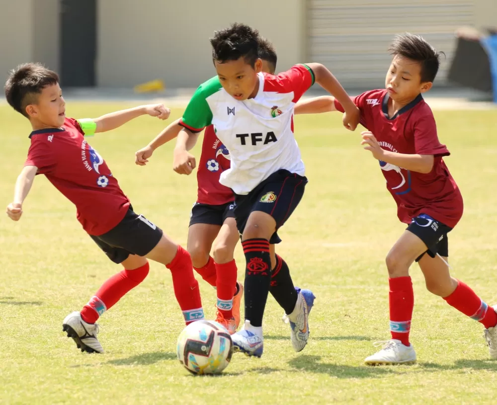 U10組冠軍賽尤文圖斯 羅允澤 攻勢凌厲，航源FC球員難以招架（大會提供）。