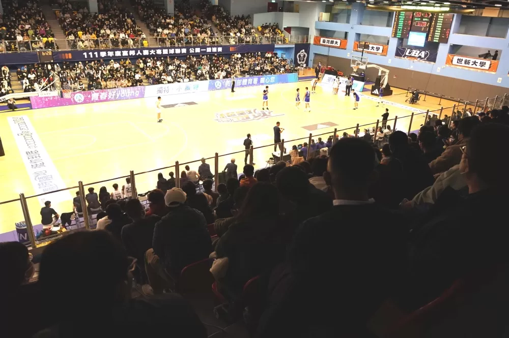 公開男一級複賽第三日，健行vs.世新破千球迷塞爆臺北體育館。